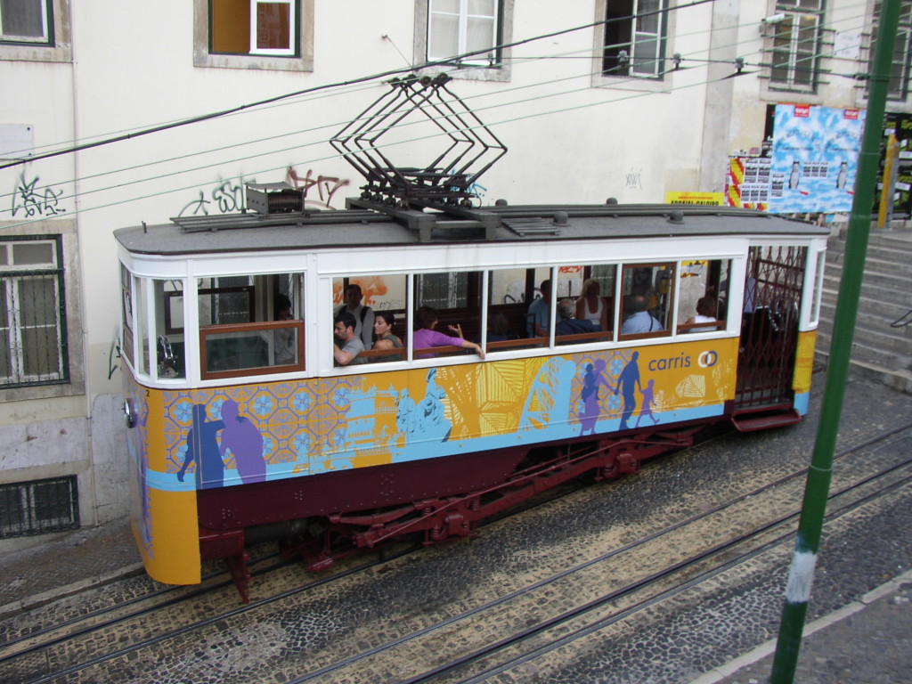 Lisbona - carro electrico nel Barrio alto.jpg